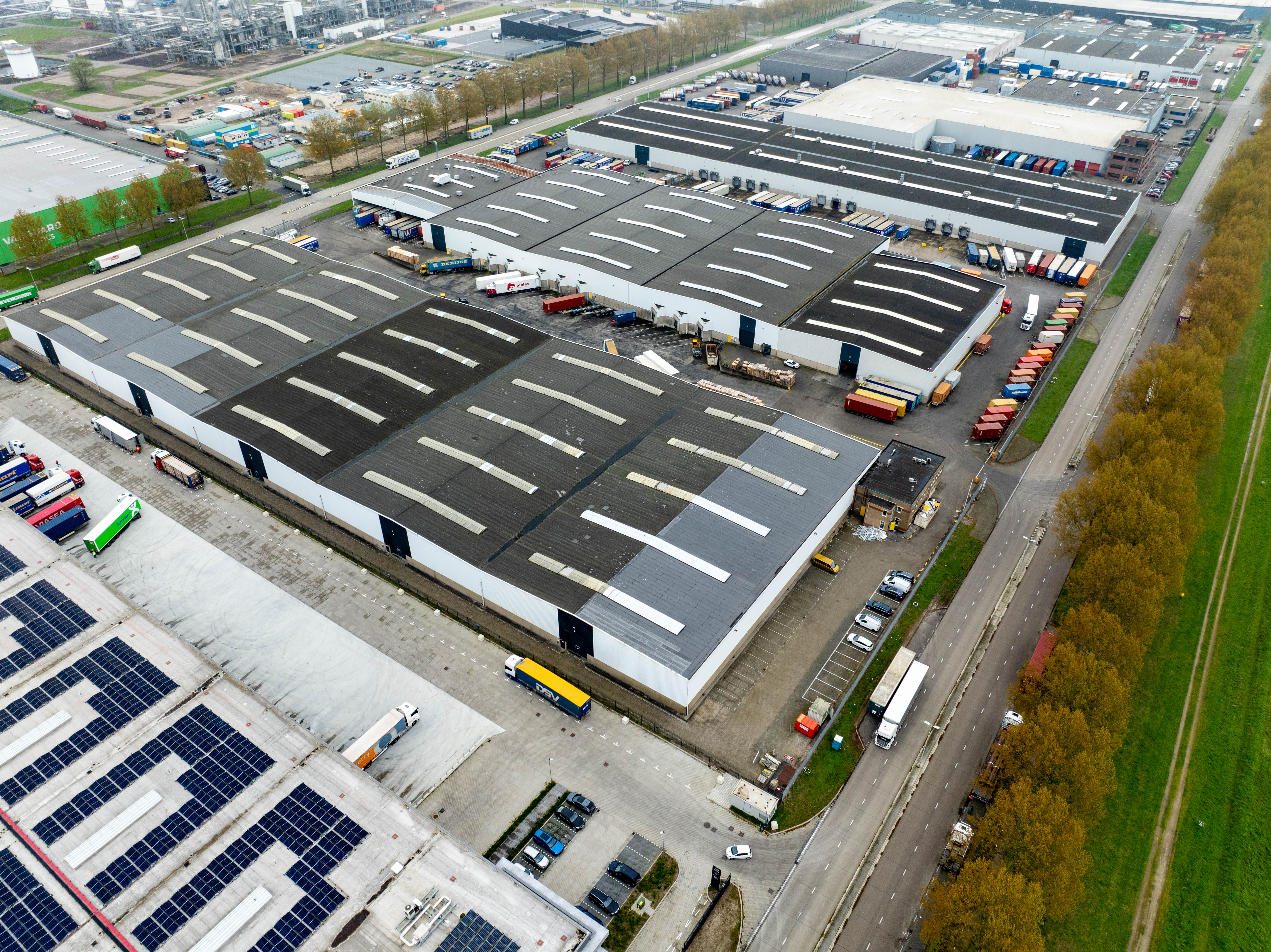 Warehouse met drone.jpg
