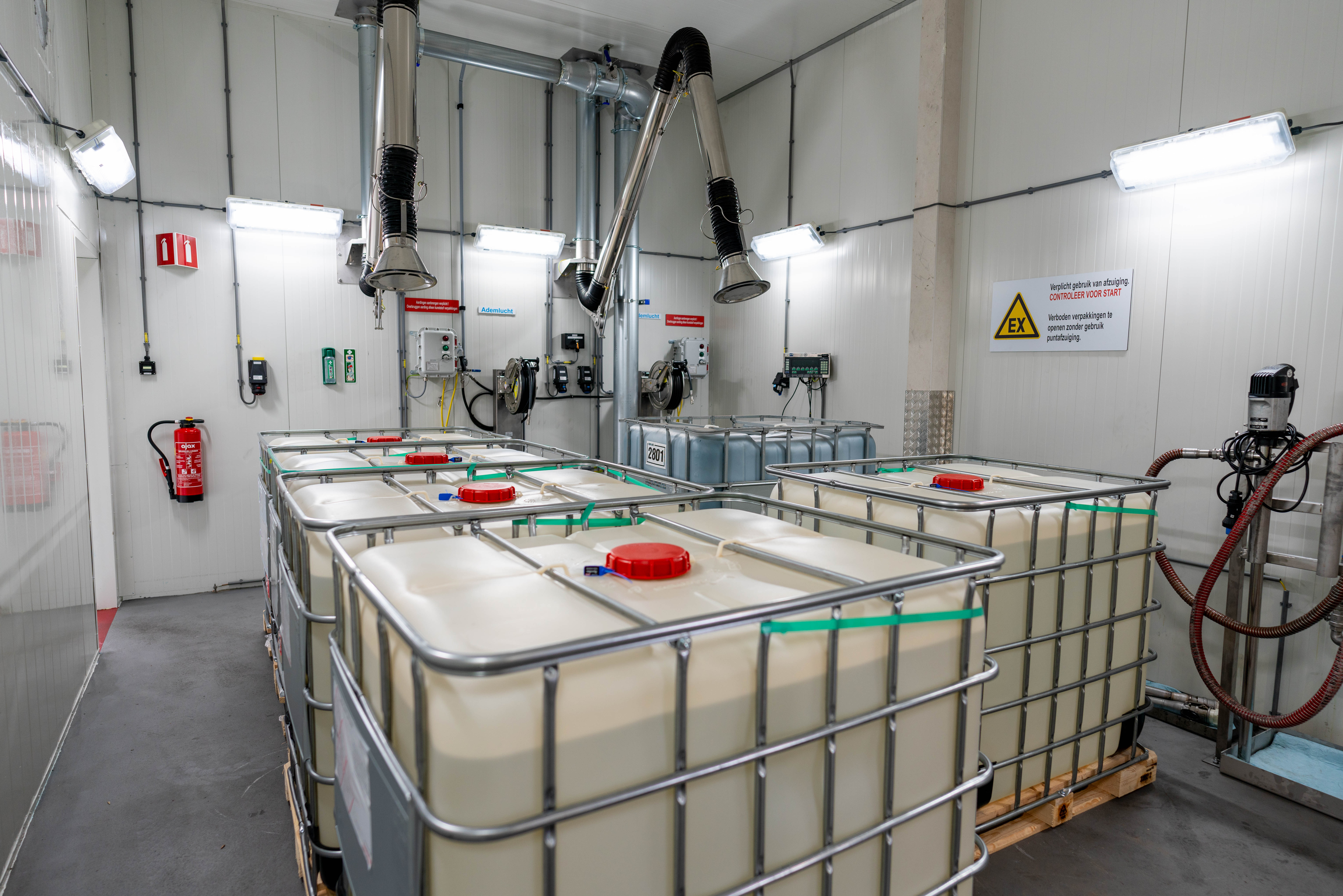 5 IBC's in witte ruimte.jpg