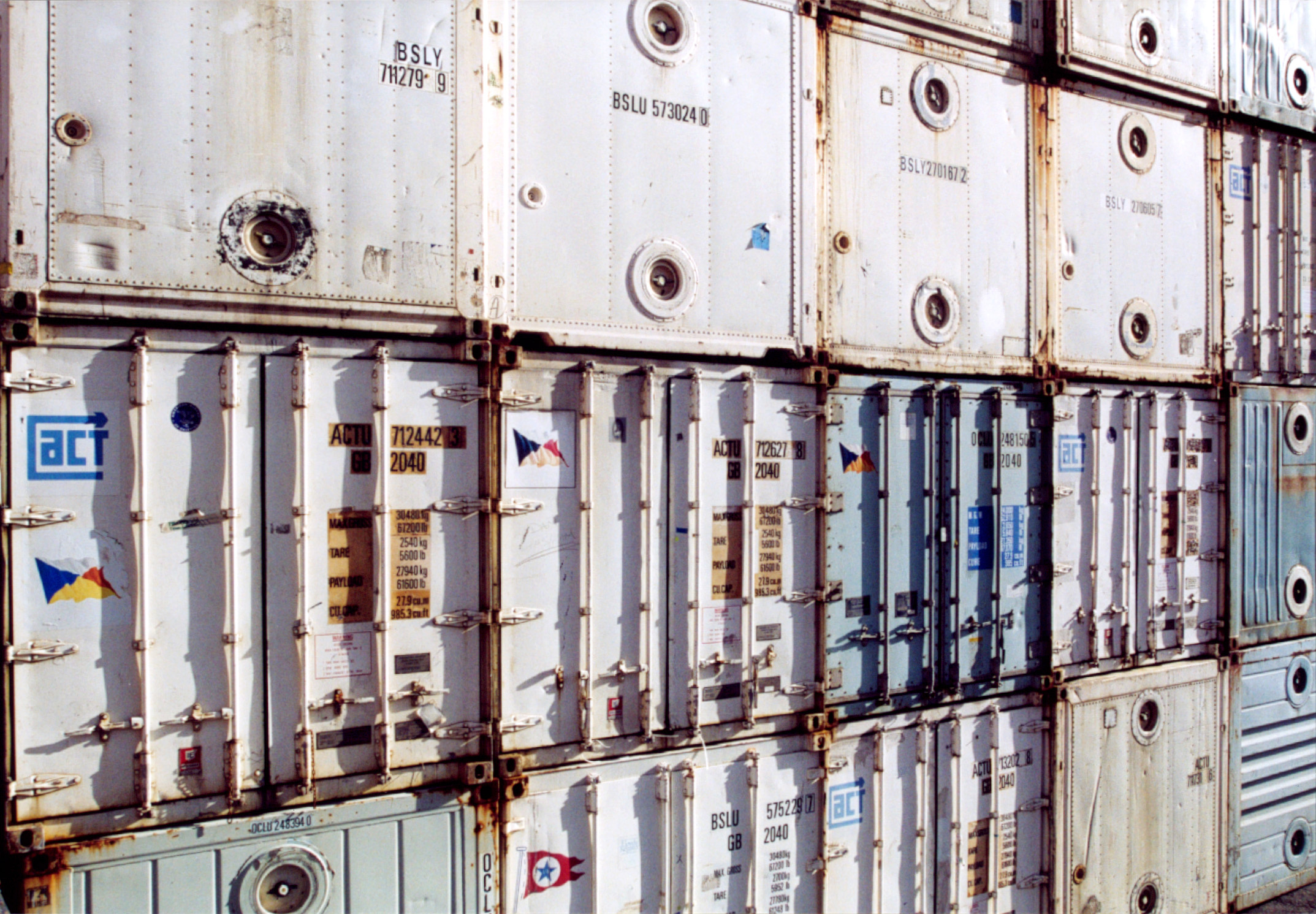 Witte containers.jpg
