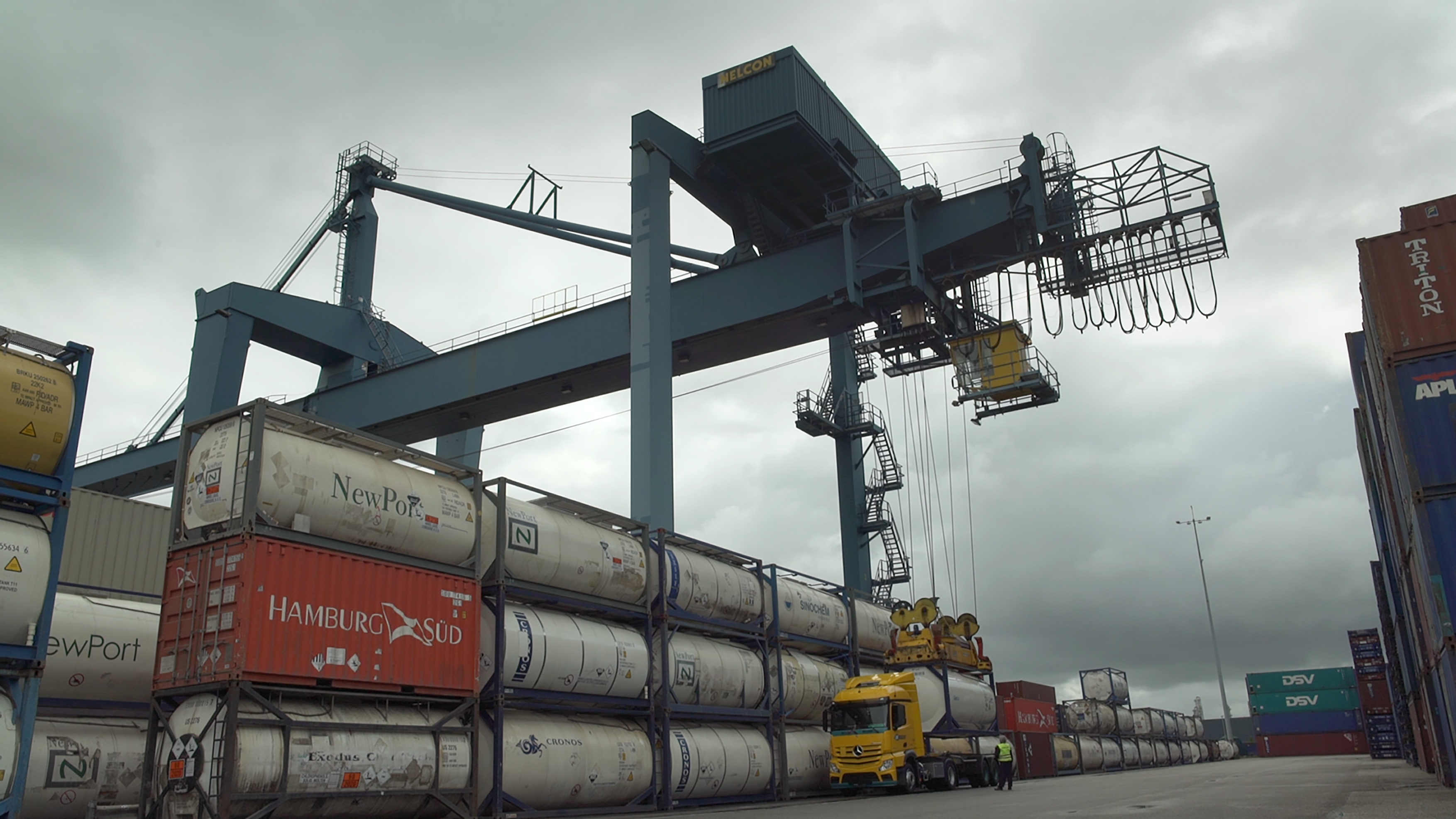 Vrachtwagen bij containers.jpg